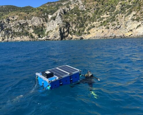 Boa scientifica Argentario: la boa WAILS posizionata in mare dai sub davanti alla costa