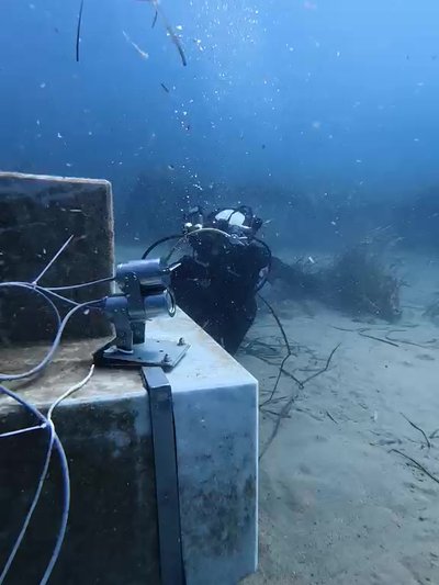 Telecamera subacquea WAILS installata dal sub sul fondale della Casa dei Pesci a Telecamera subacquea WAILS installata dal sub sul fondale della Casa dei Pesci all'Argentario